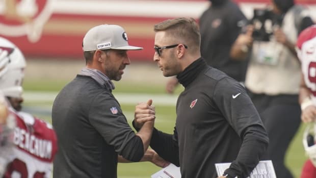 San Francisco 49ers head coach Kyle Shanahan (left) shakes hands with Arizona Cardinals head coach Kliff Kingsbury (right) after the game at Levi's Stadium.
